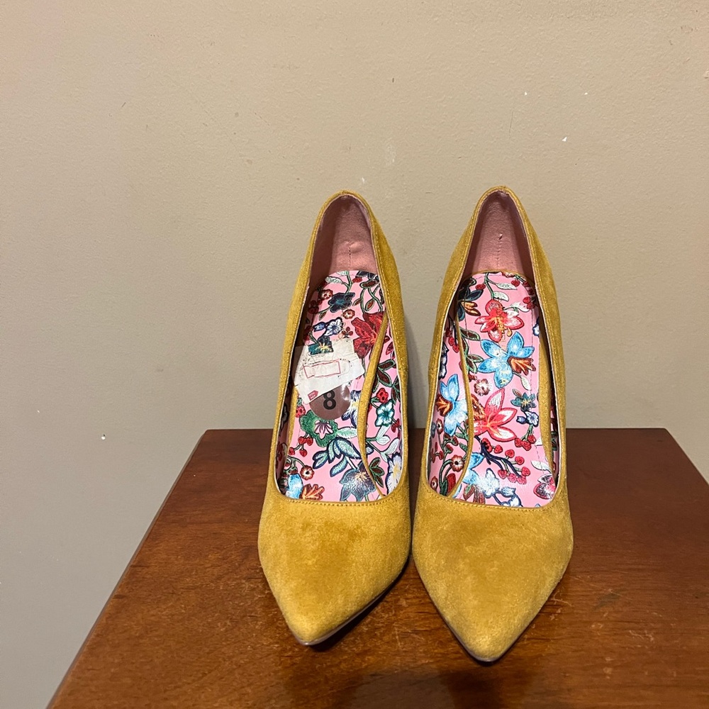 Beautiful yellow 4” heels. Slightly used by Shoe Republic.